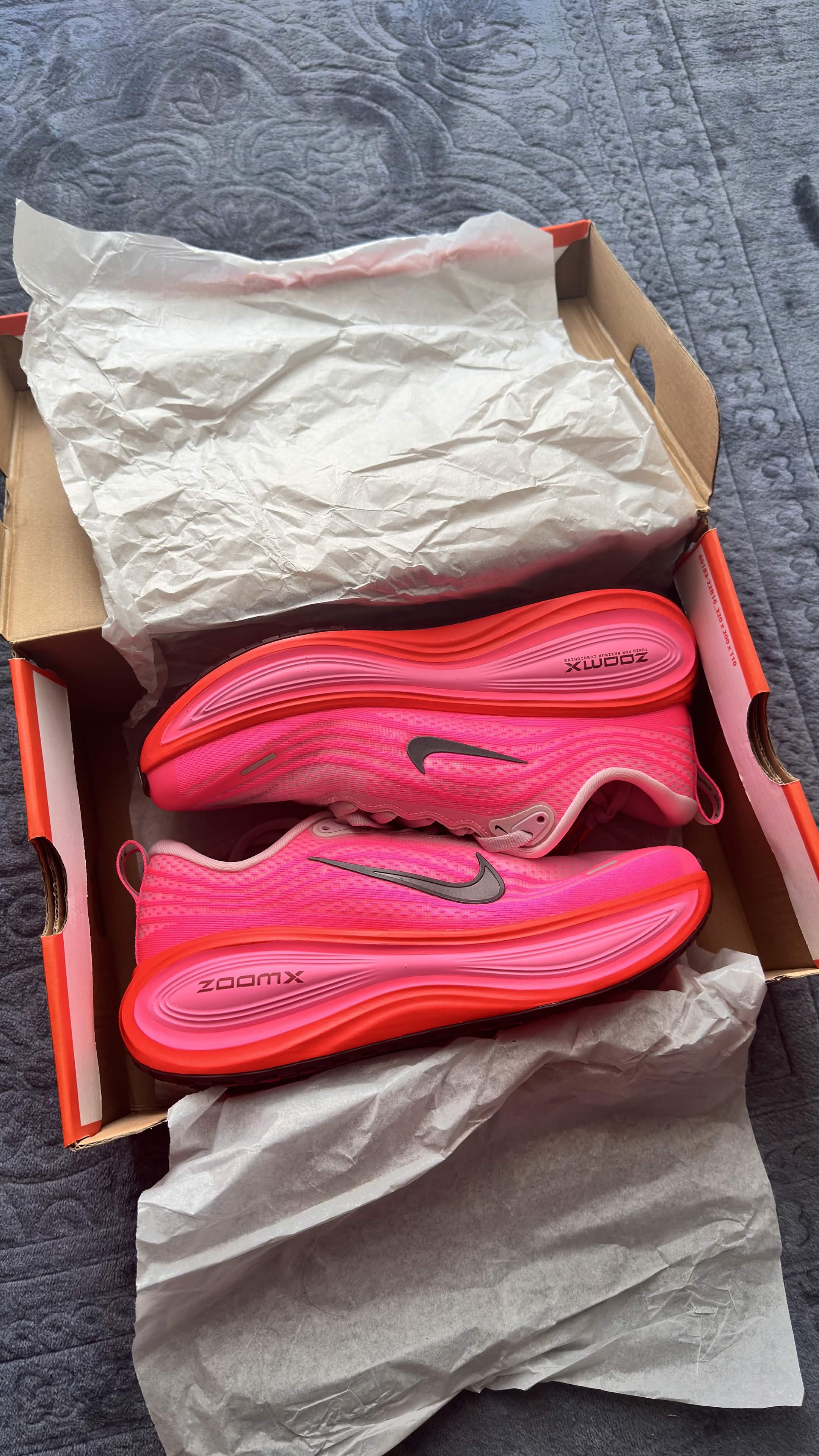 Nike Vomero Plus – Hyper Pink