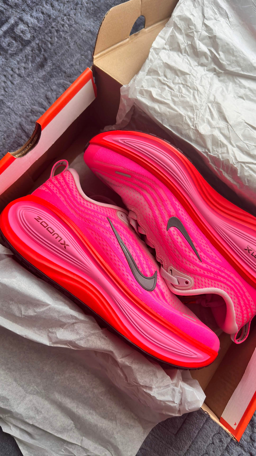 Nike Vomero Plus – Hyper Pink