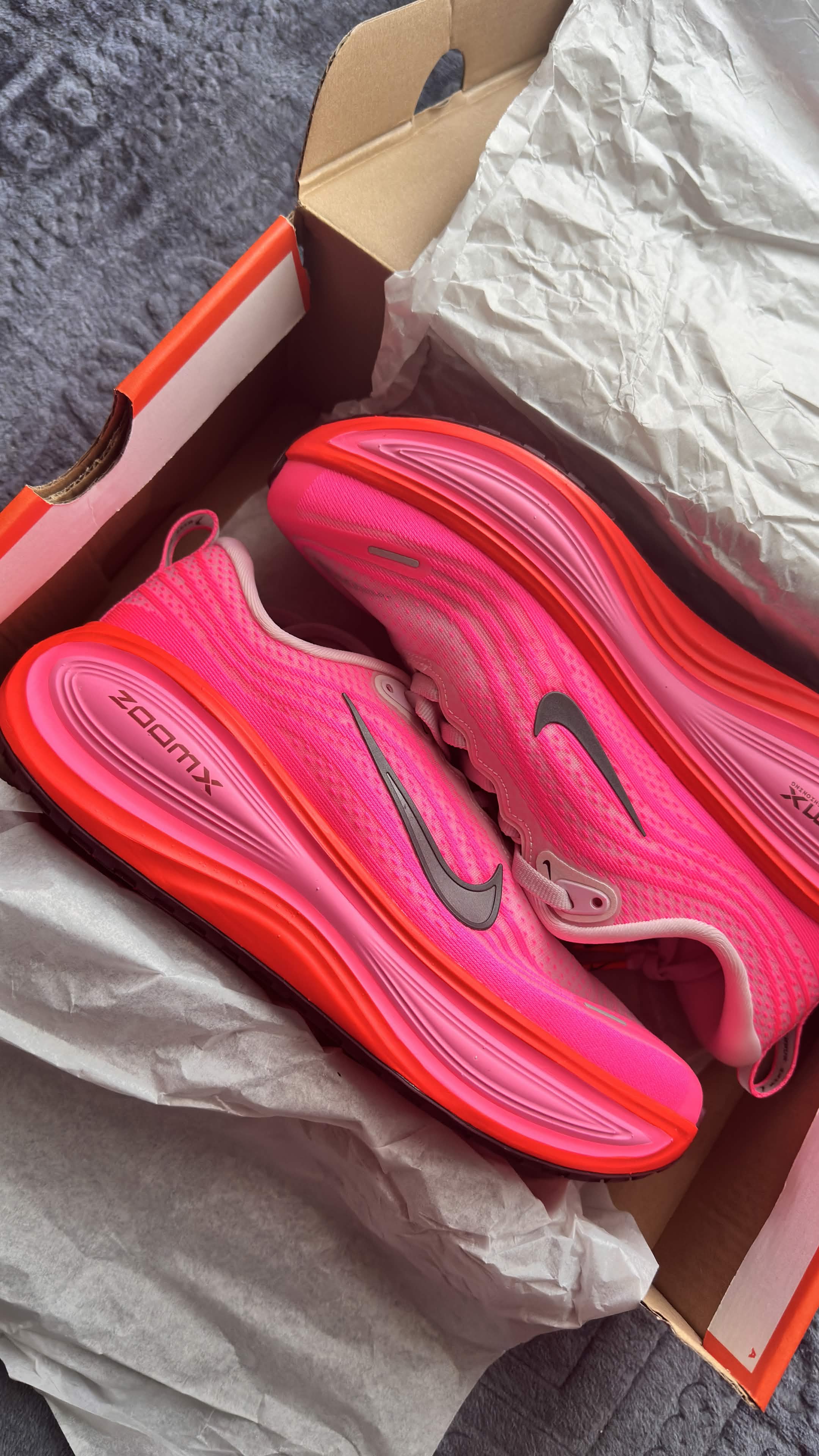 Nike Vomero Plus – Hyper Pink