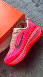 Nike Vomero Plus – Hyper Pink