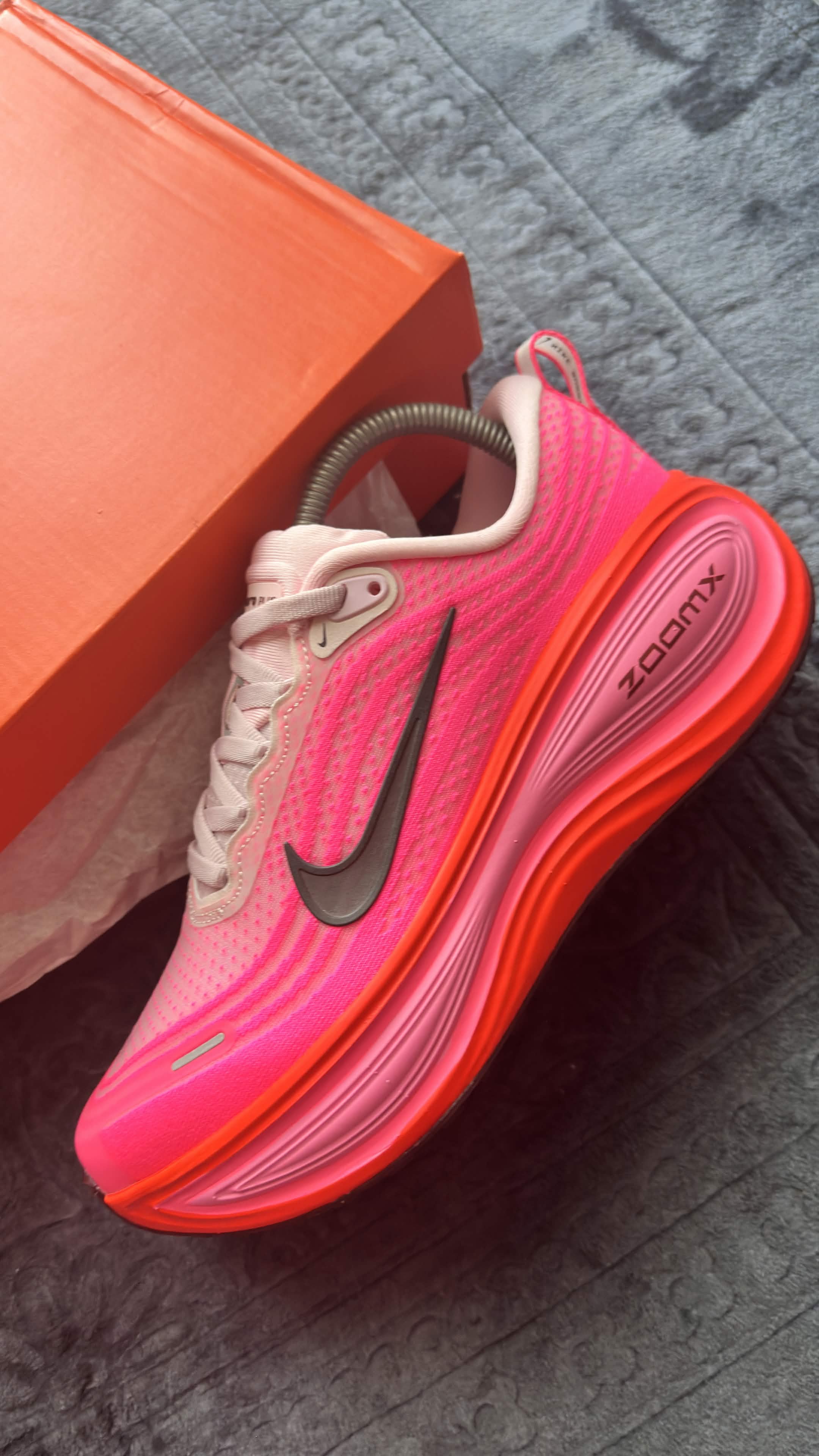 Nike Vomero Plus – Hyper Pink