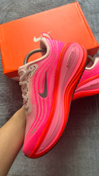 Nike Vomero Plus – Hyper Pink