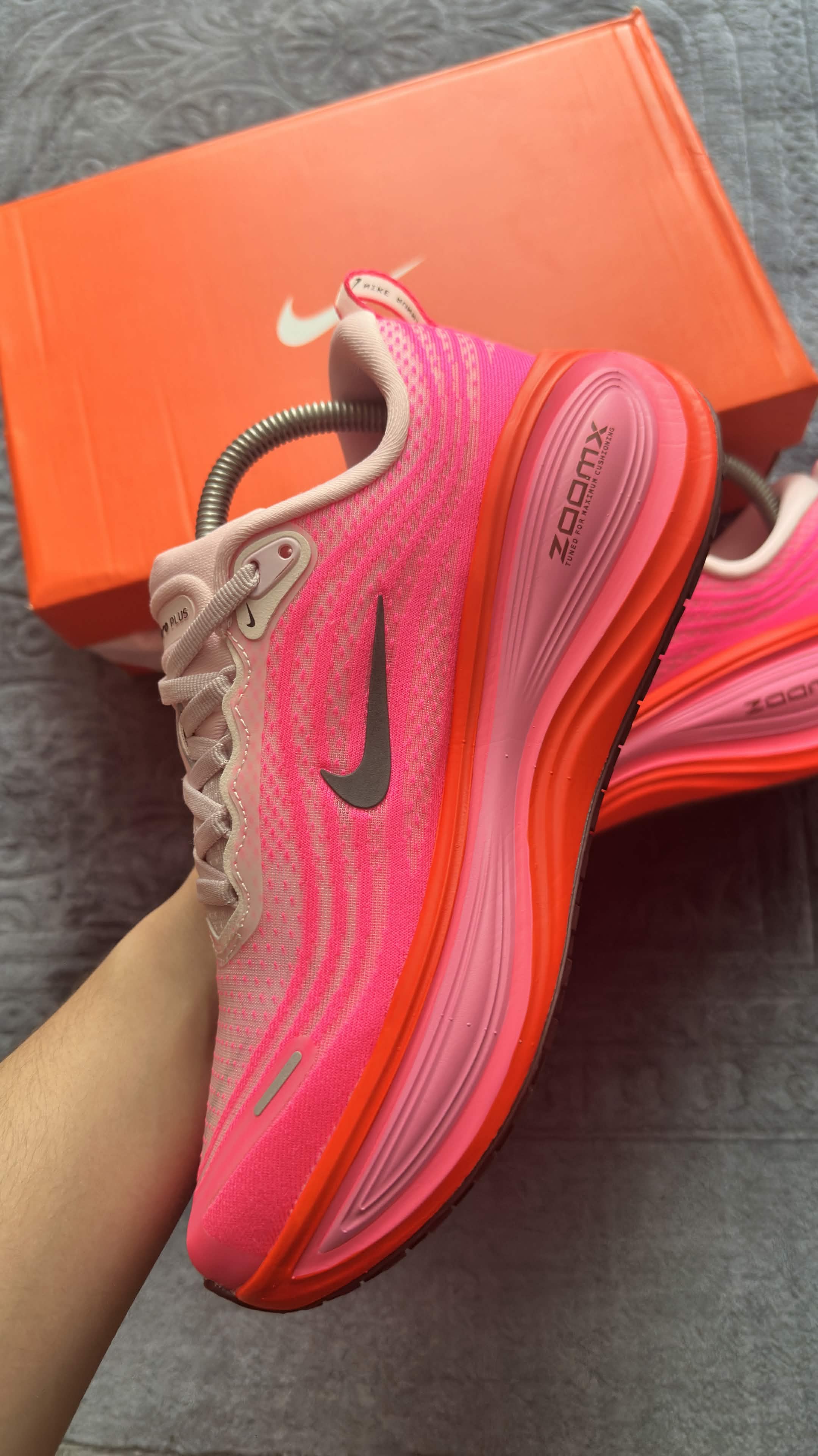 Nike Vomero Plus – Hyper Pink