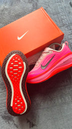 Nike Vomero Plus – Hyper Pink