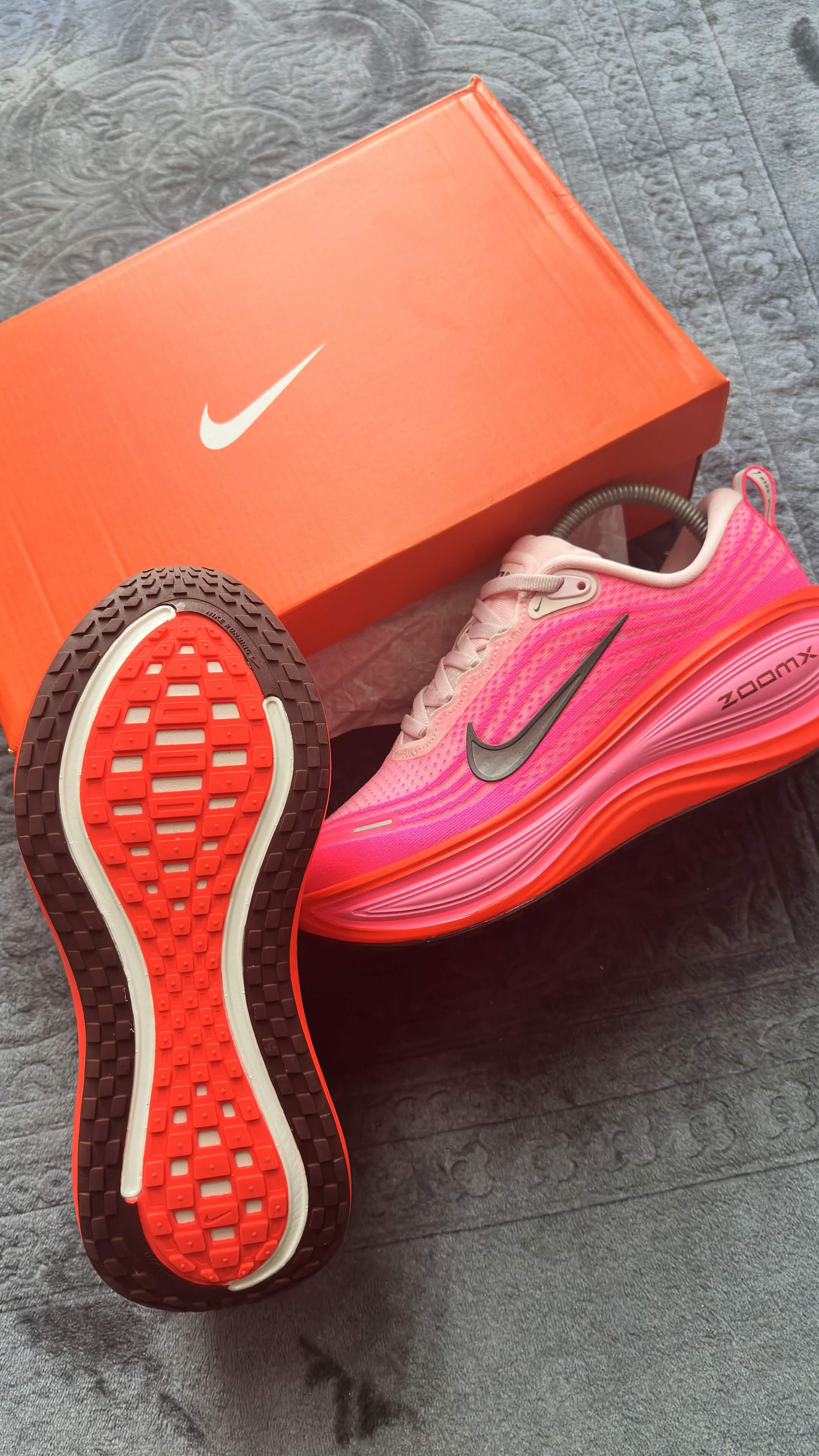 Nike Vomero Plus – Hyper Pink