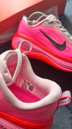 Nike Vomero Plus – Hyper Pink
