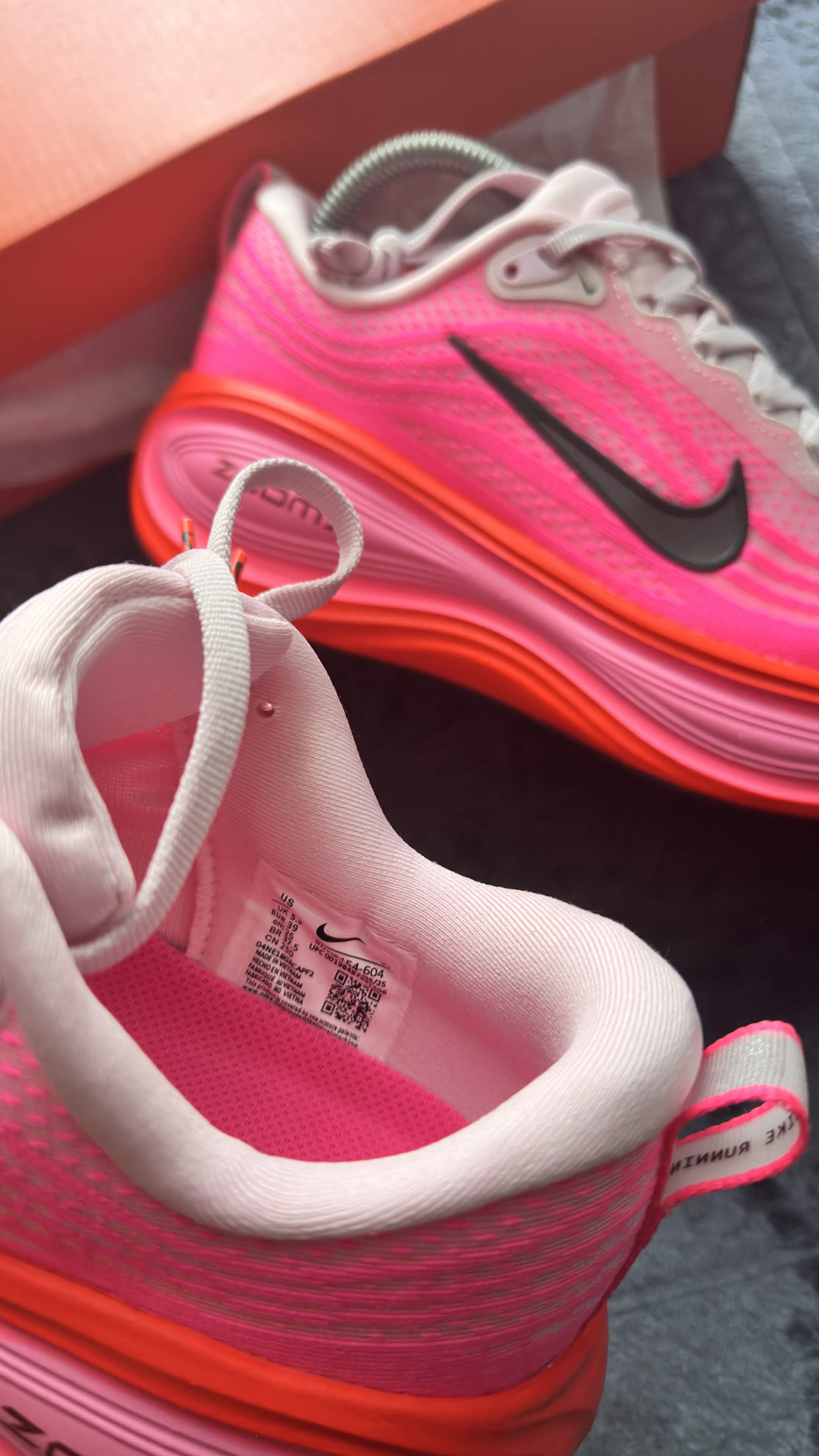Nike Vomero Plus – Hyper Pink