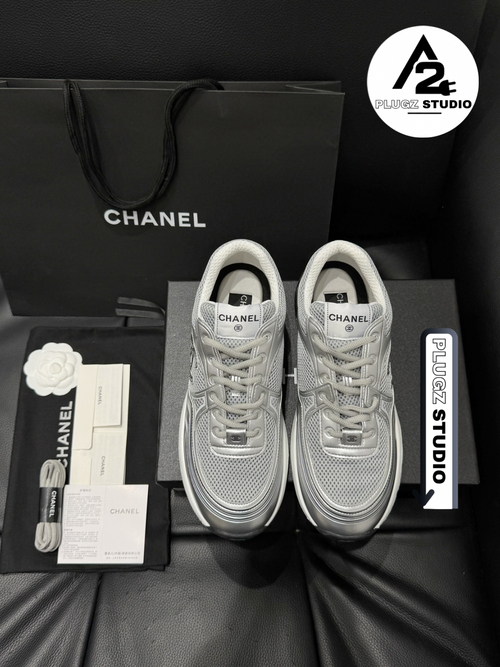 Chanel CC Mesh Runner Sneaker – Gris Clair / Blanc