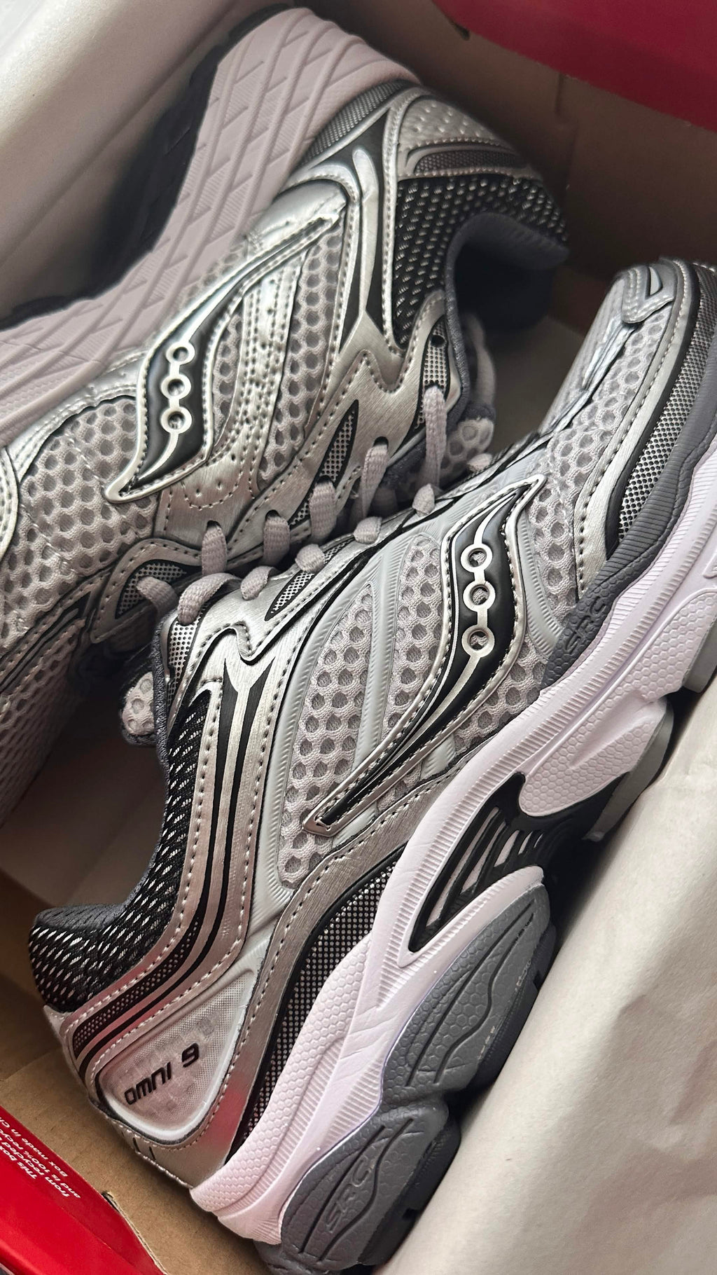 Saucony ProGrid Omni 9 – Silver / White