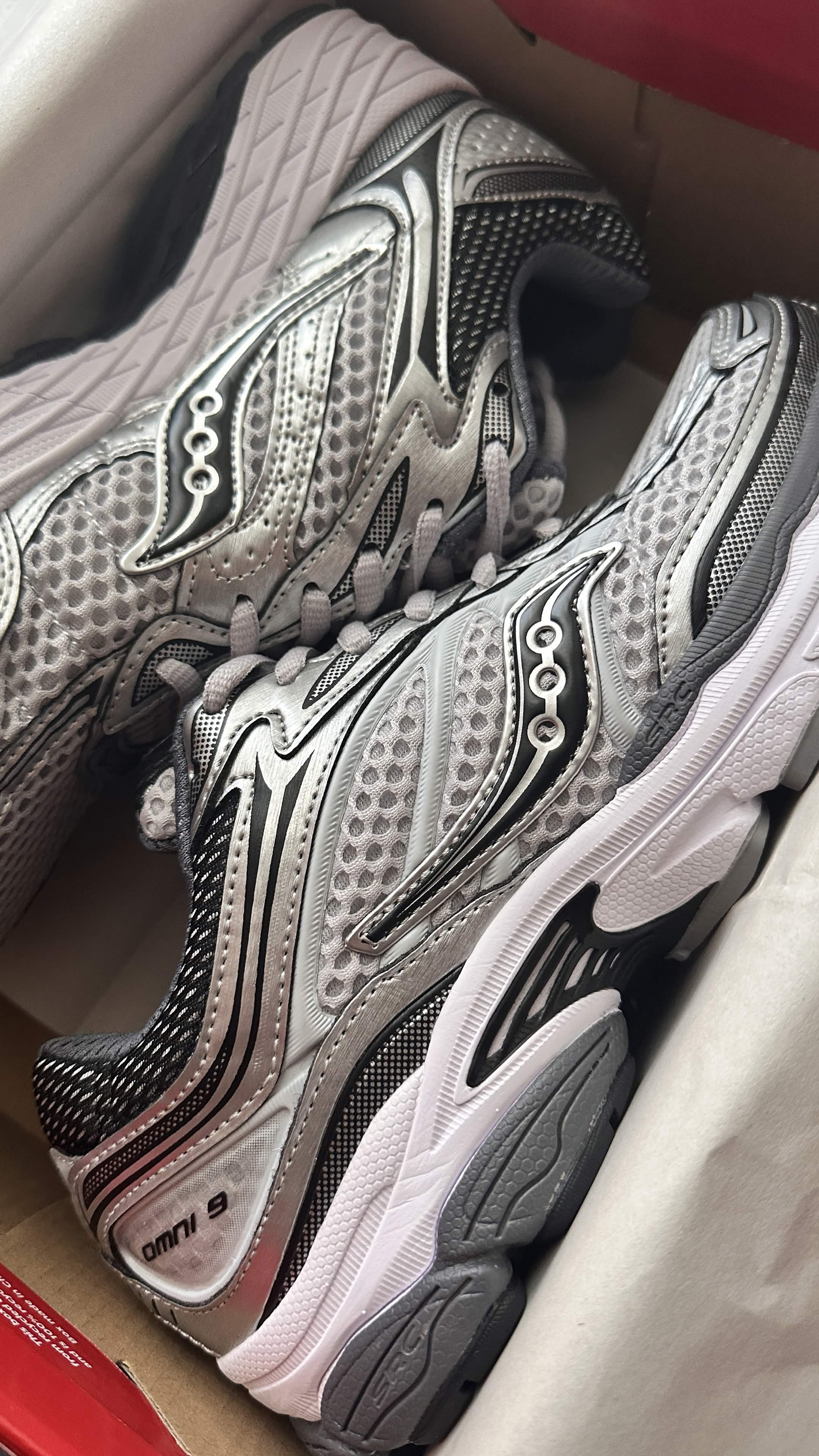 Saucony ProGrid Omni 9 – Silver / White