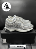 Chanel CC Mesh Runner Sneaker – Gris Clair / Blanc