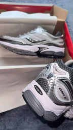 Saucony ProGrid Omni 9 – Silver / White