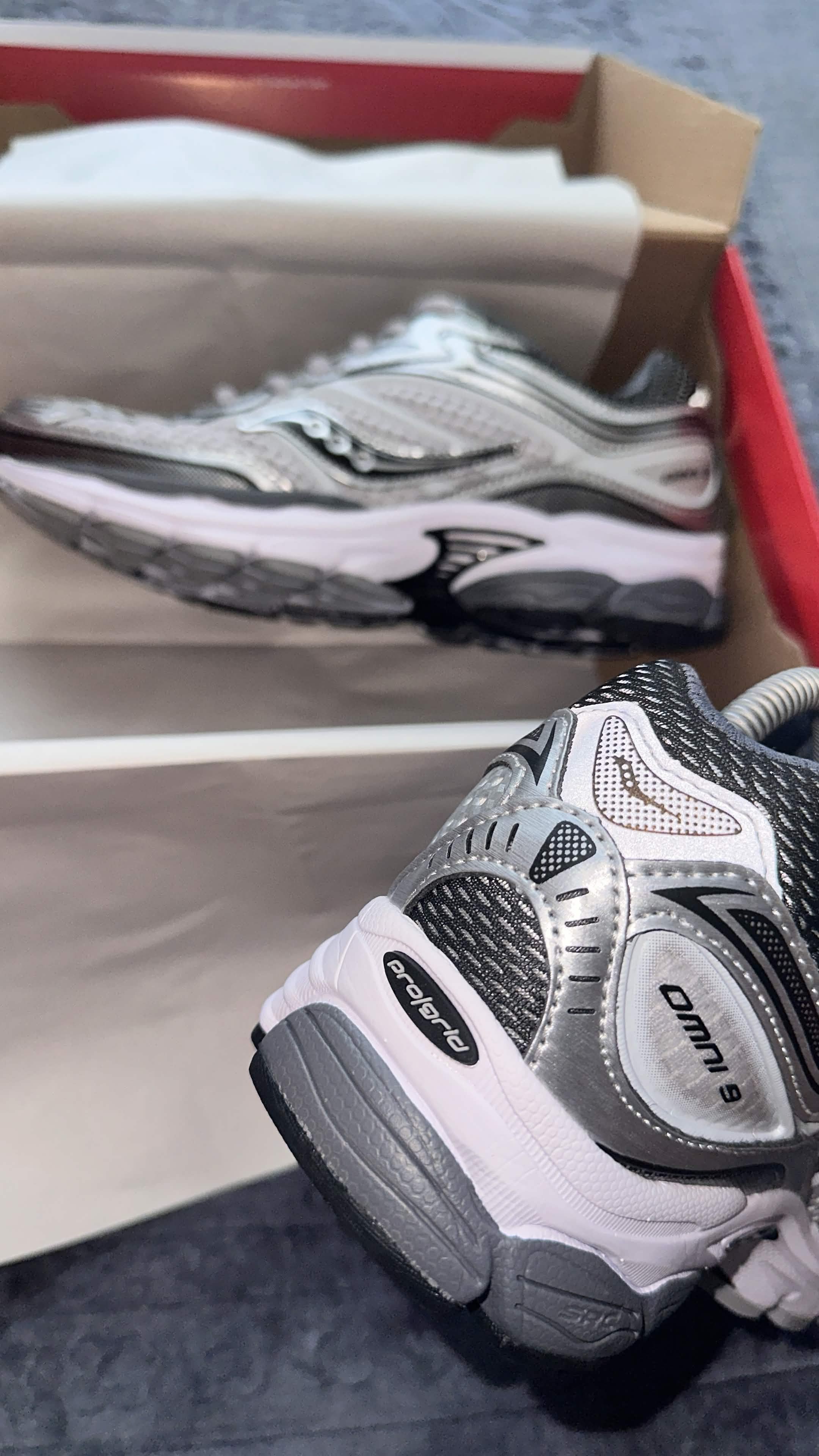 Saucony ProGrid Omni 9 – Silver / White