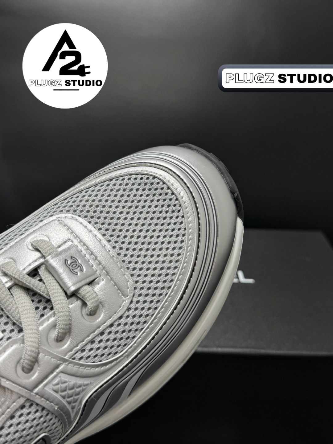 Chanel CC Mesh Runner Sneaker – Gris Clair / Blanc