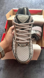 Saucony ProGrid Omni 9 – Silver / White