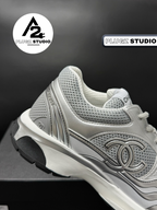 Chanel CC Mesh Runner Sneaker – Gris Clair / Blanc
