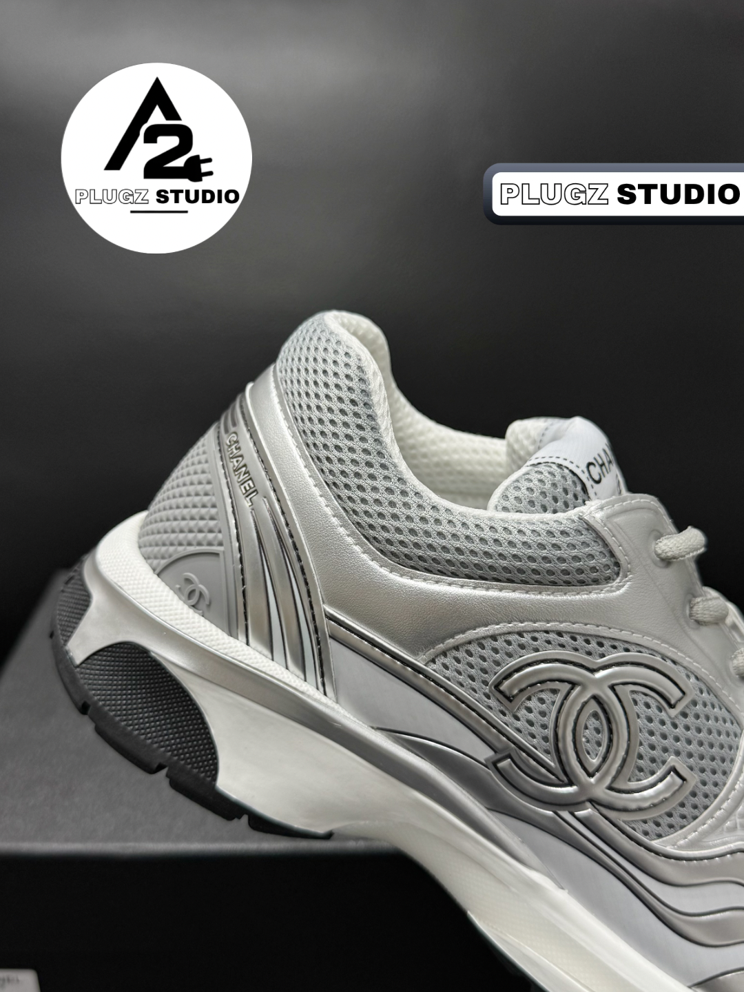 Chanel CC Mesh Runner Sneaker – Gris Clair / Blanc