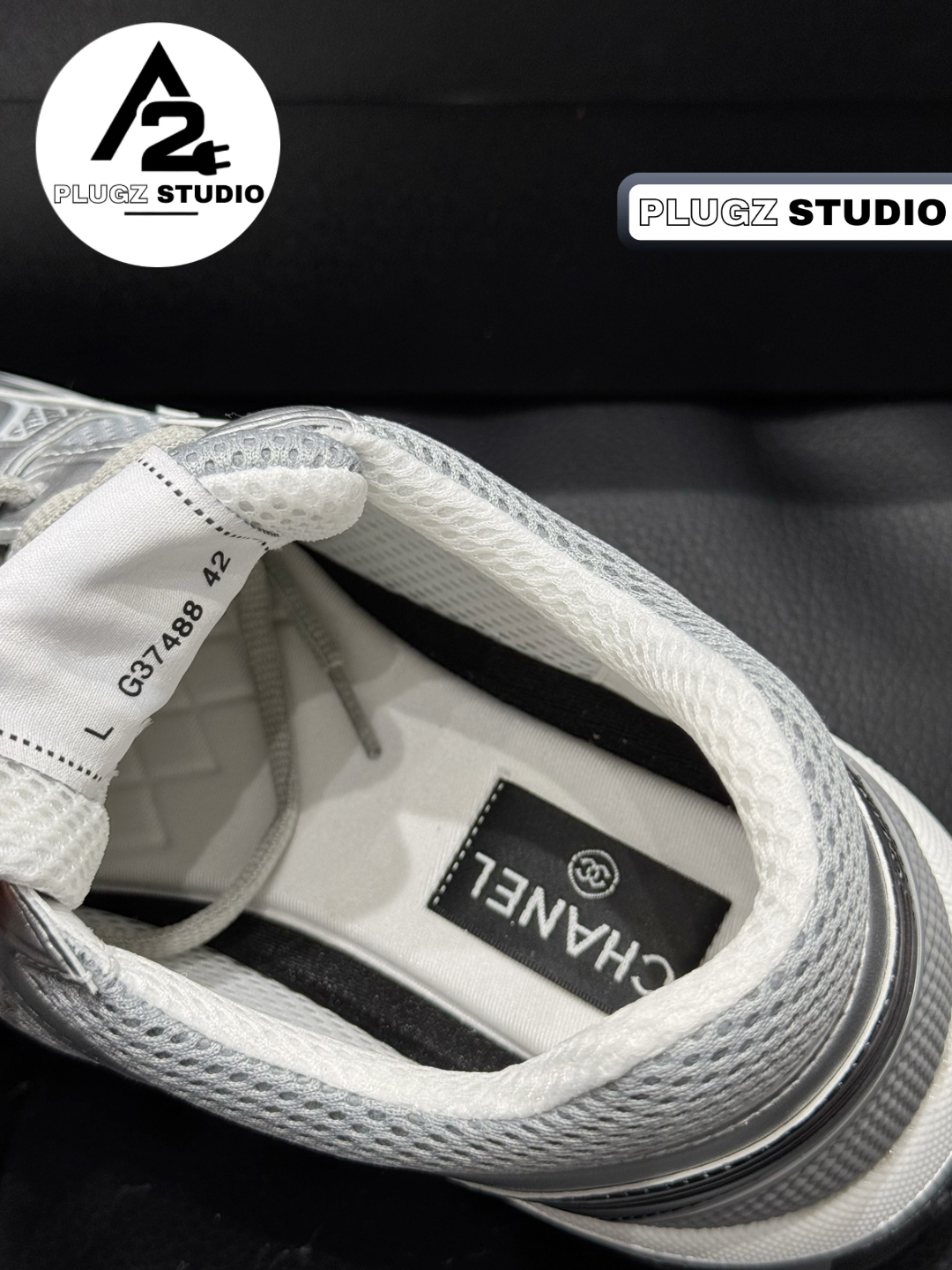 Chanel CC Mesh Runner Sneaker – Gris Clair / Blanc