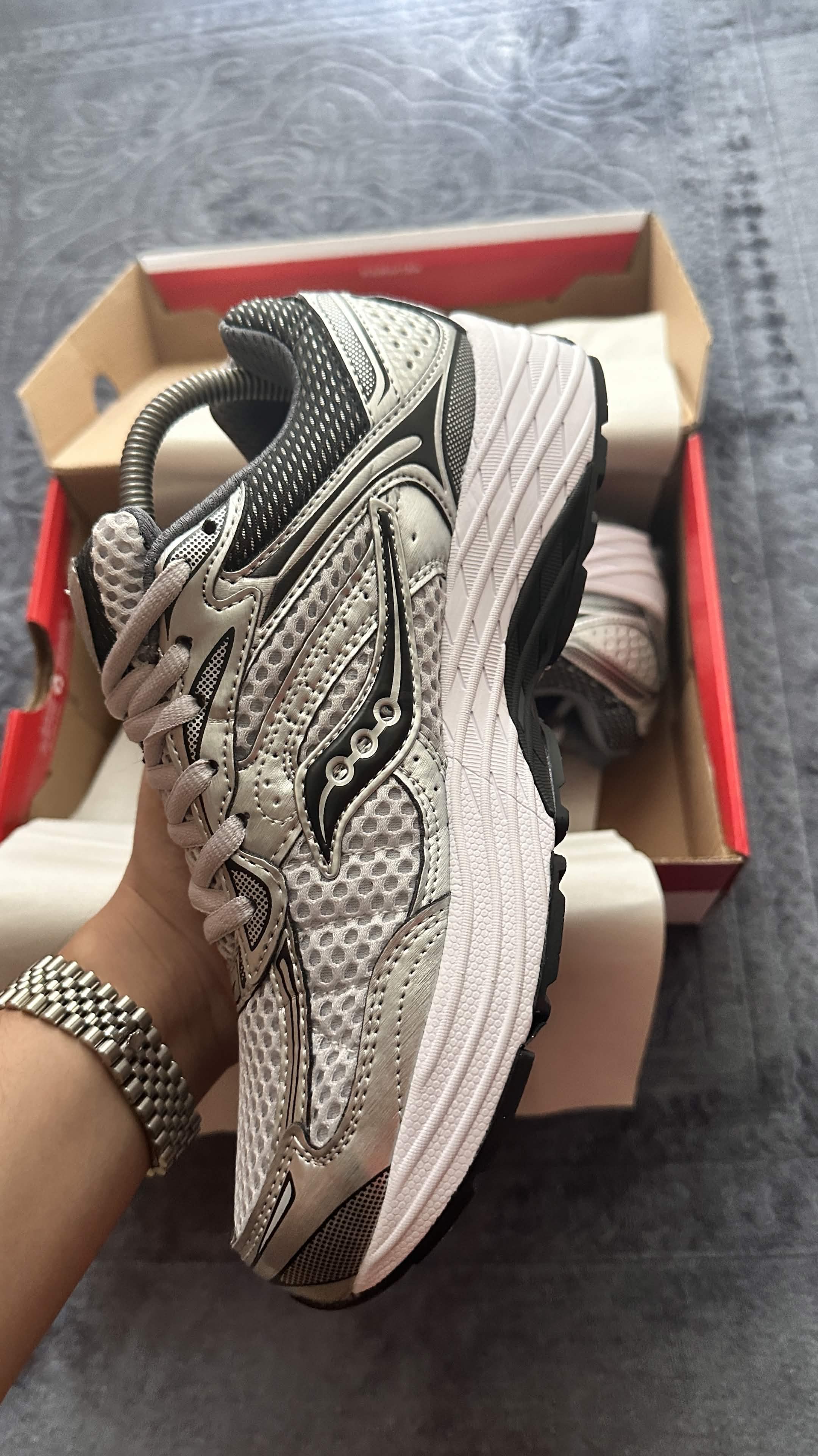 Saucony ProGrid Omni 9 – Silver / White