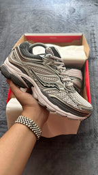 Saucony ProGrid Omni 9 – Silver / White