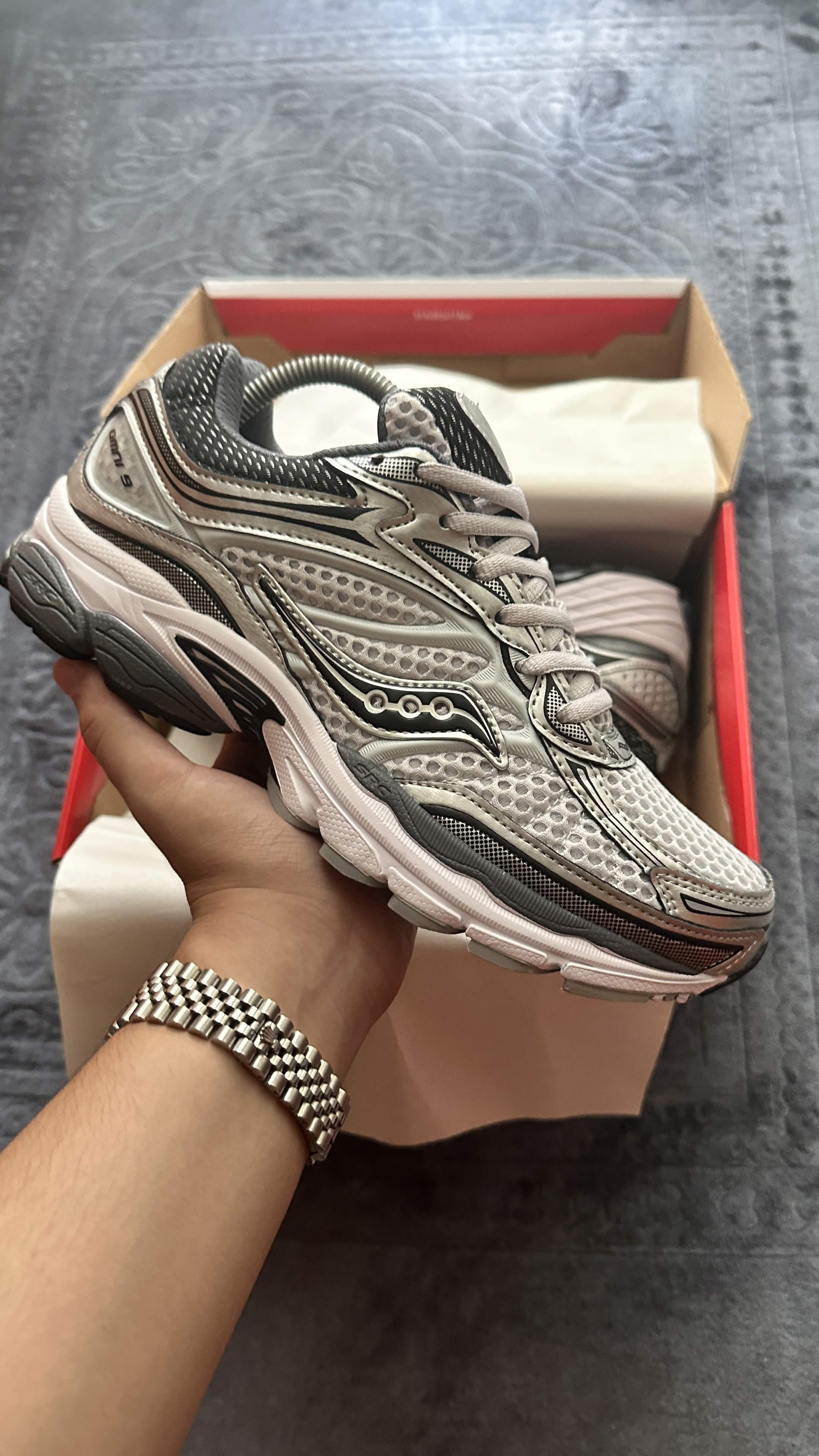 Saucony ProGrid Omni 9 – Silver / White