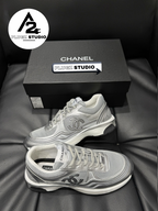 Chanel CC Mesh Runner Sneaker – Gris Clair / Blanc