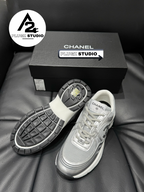 Chanel CC Mesh Runner Sneaker – Gris Clair / Blanc